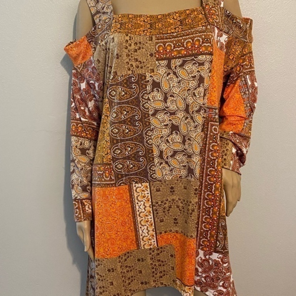Monroe& Main cold shoulder paisley top size XL